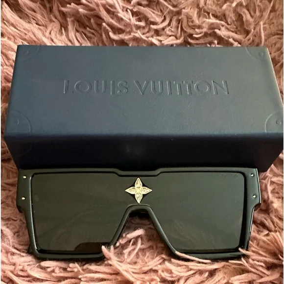 Beautiful Louis Vuitton Cyclone glasses- like new- Unisex